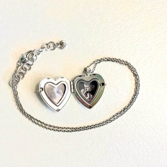 SWEET MEMORY LOCKET NECKLACE - Picture 2 of 2